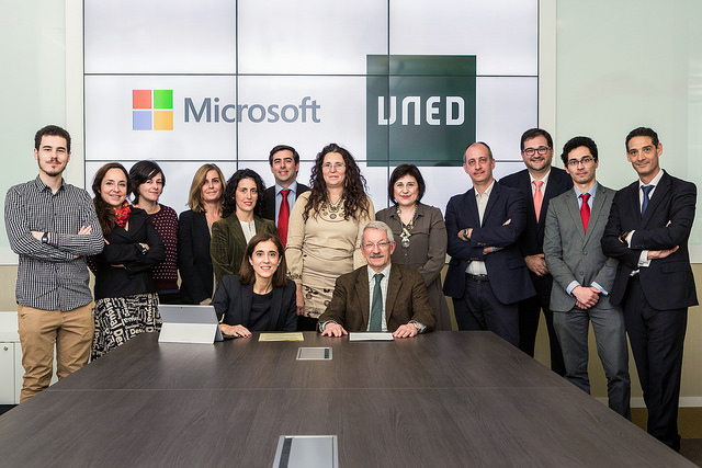 Firma del acuerdo entre Microsoft y UNED para el proyecto ECO